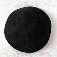 Keppeltje van mooie kwaliteit zwarte suede. Doorsnede 18 cm