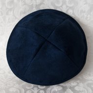Keppeltje van mooie kwaliteit donkerblauwe suede. Doorsnede 18 cm