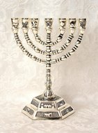 Menorah, schattige kleine verzilverde Menorah / Menora met de symbolen van de 12 stammen. Afmeting 13 x 13 cm