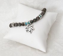 Armbandje van Danon met labradorite steentjes, een Davidster en techelet blauw en zilverkleurige accenten 