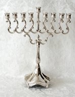 Kleine Chanukah Menorah / klassiek model uitgevoerd in nikkel. Afmeting 20,5 x 17 cm