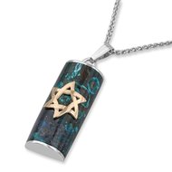 Mezuzah / Mezoeza hangertje van Eilatsteen met 9kt gouden Davidster aan een bijpassende zilveren ketting uit de Rafael Jewelry 