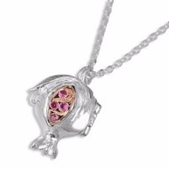 Schitterend 3D Granaatappelhangertje (kan open) met robijntjes en heel bijzondere details in zilver met (9 Kt) goud uit de Rafa