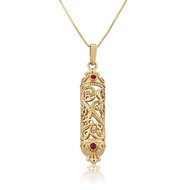 Mezuzah / Mezoeza hangertje, 14K gouden filigree Mezuzah hangertje met 2 robijntjes uit de Rafael Jewelry collectie