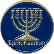 Reversspeld / broche met de Menorah en de tekst: Licht voor de naties