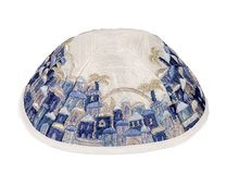 Keppeltje van Yair Emanuel in witte ruwe zijde met een brede blauw geborduurde rand in Jeruzalem patroon 