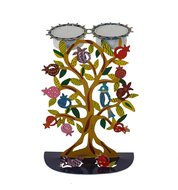 Shabbats kandelaar in de vorm van een handgeschilderde granaatappelboom waarbij de waxinelichtjes aan de bovenkant hangen