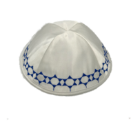 Keppeltje, mooie kwaliteit wit satijnen Kippah met blauw geborduurde Davidsterren langs de rand