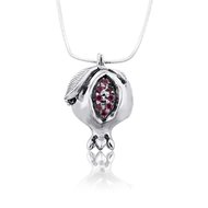 Granaatappelhangertje, Prachtig handgemaakt zilveren hangertje met robijntjes aan zilveren ketting uit de Rafael Jewelry Collec