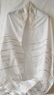 Prachtige grote Tallit (gebedsmantel) wit met gouden ingeweven strepen en borduursel van goud.  