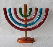 Prachtige Aluminium Chanukah Menorah (Chanoekia) van Yair Emanuel in kleurrijke combinatie