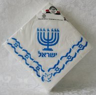 Papieren servetten met Israelische vlag, een Menorah en de Hebreeuwse tekst: Israel