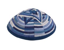 Keppeltje van Yair Emanuel samengesteld uit blauwtinten en zilver met een kunstzinnig gevormde Davidster