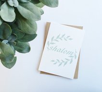 Kaart met envelop met Shalom (vrede) in gebroken wit met mintgroene letters en olijftakjes van Ahavah design