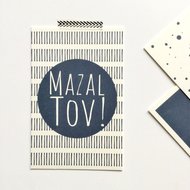 Cadeaukaartje met Mazal Tov (Veel geluk / Gefeliciteerd) in navy blauw van Ahavah design