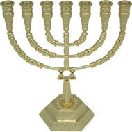 Mooi ontworpen goud kleurige Menorah met Davidster klein model van 15 cm hoog en 13,8 cm breed