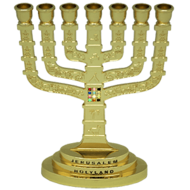 Klassiek model goud kleurige Menorah gedecoreerd met de Borstplaat van de Hogepriester en afbeeldingen van Jeruzalem 16 x 11,5 
