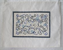 Challah / Challe kleedje van Yair Emanuel van witte ruwe zijde met prachtig borduursel in blauw