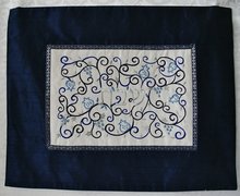 Challah / Challe kleedje van Yair Emanuel van koningsblauwe ruwe zijde met prachtig borduursel 