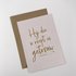 Heb Lief Kaart met envelop van Ahavah design met Hij die u roept is getrouw in vergrijsd roze