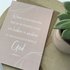 Heb Lief Kaart met envelop van Ahavah design met Wees in geen ding bezorgd in vergrijsd roze