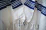 Tallit / Talliet (gebedsmantel) gemaakt van 100% wol compleet met de blauwe Tzitzit draadjes aan de 4 hoeken.