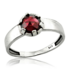 Handgemaakte ring van iets gehamerd zilver met een garnet steen.