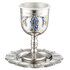 Kiddush beker, zilverkleurige (nikkel) beker op schotel met blauwe steentjes als druiventrossen met Hebreeuwse tekst laag model