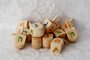 Kleine Dreidel van hout met gekleurde letters, 4 cm hoog