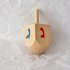 Kleine Dreidel van hout met gekleurde letters, 4 cm hoog