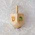 Kleine Dreidel van hout met gekleurde letters, 4 cm hoog