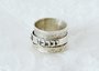 Handgemaakte zilveren met gouden ring met de Hebreeuwse tekst: 'De Here zegene en behoede je'.
