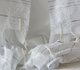 Prachtige grote Tallit (gebedsmantel) wit met zilveren ingeweven strepen en borduursel van zilver.  