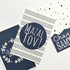 Cadeaukaartje met Mazal Tov (Veel geluk / Gefeliciteerd) in navy blauw van Ahavah design
